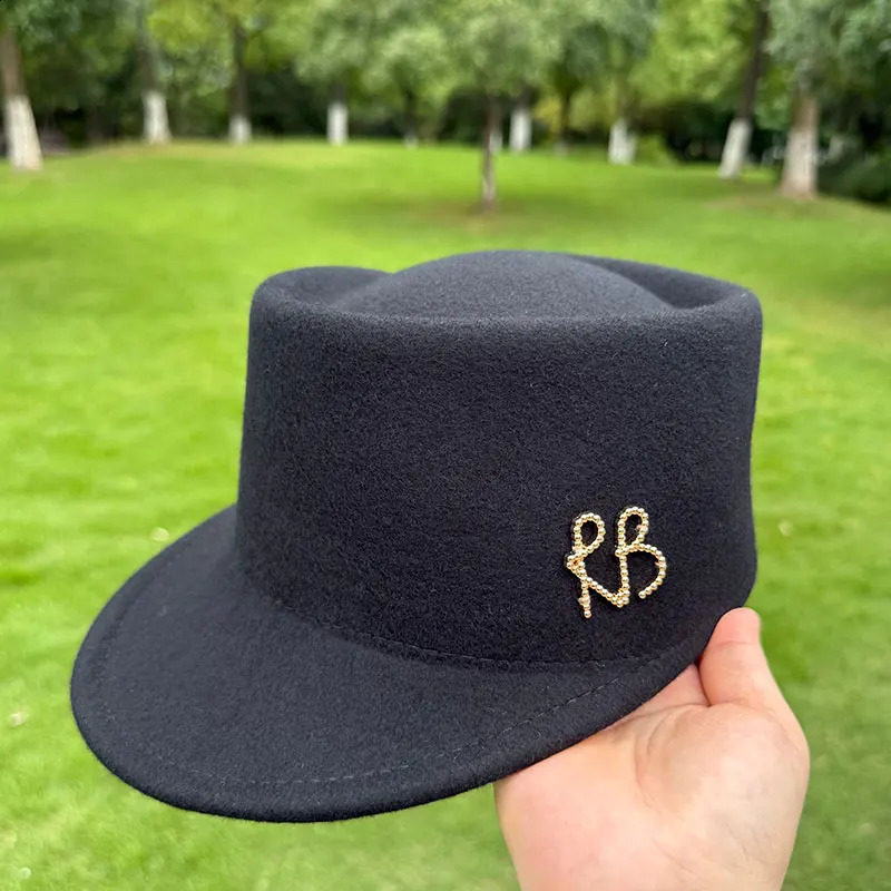 Winter High Quality Wool Fedora Hat Women Korean Flat Top RB Letter Navy British Casual Black Gray Khaki Equestrian Hat 260916