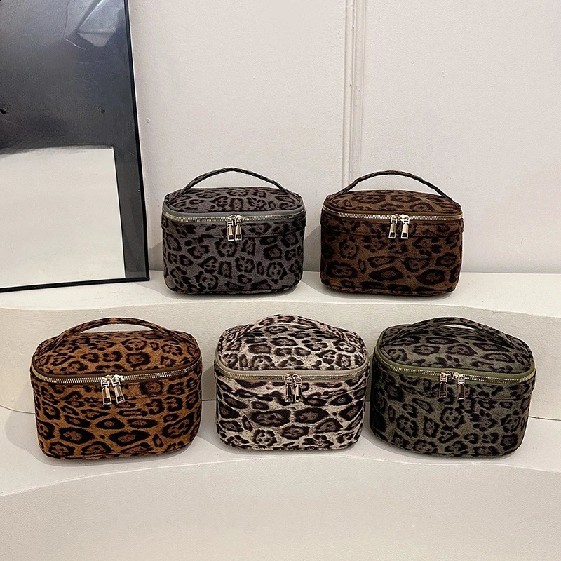 Women Faux Suede Cosmetic Bag Large Capacity Bath Travel Bag Vintage Makeup Pockets Handheld Storage Bag Leopard Toiletry Box 260916