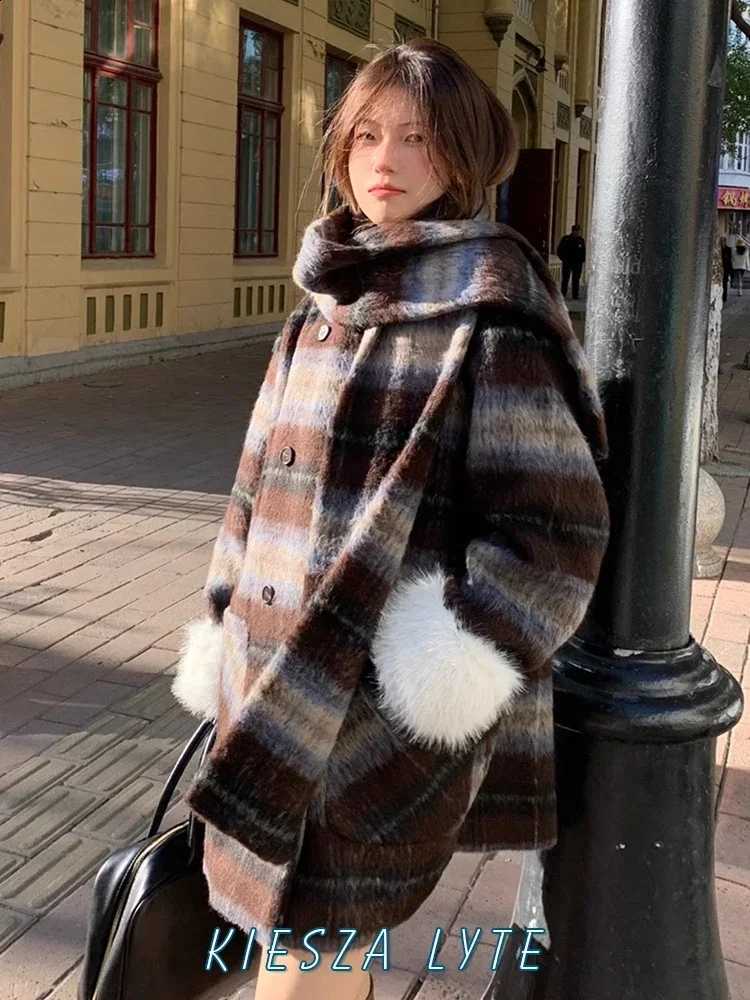 Winter Street 2024 Retro Plaid Woolen Coats Women's New Advanced Sense Spliced Wool Jacket Lady Thickening for warmth Send Scarf C260917