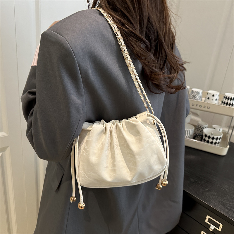 Wholesale sweet simple chain shoulder Korean style, for girls, drawstring casual solid color crossbody bucket bag, high-end and versatile