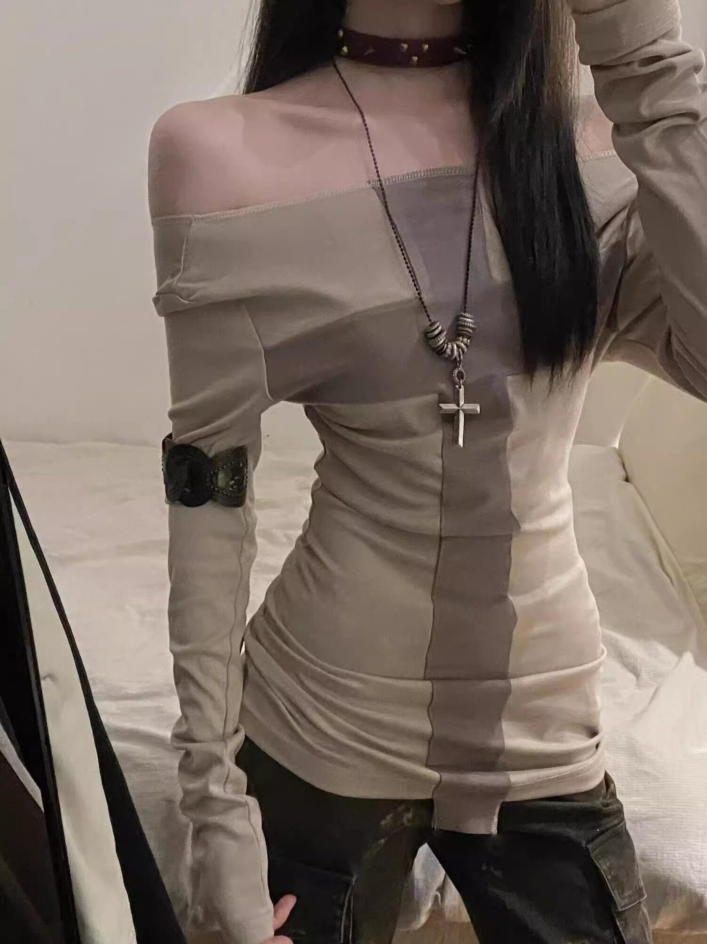 American-style spicy girl long-sleeve T-shirt with a cross design, women's autumn 2026 new slim-fit waist-cinching inner layer top 5e