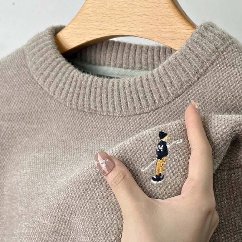 Premium y AutumnWinter Round Neck Solid Color Exquisite Embroidery Mens Sweater Casual Warm Thick Knitted 260914