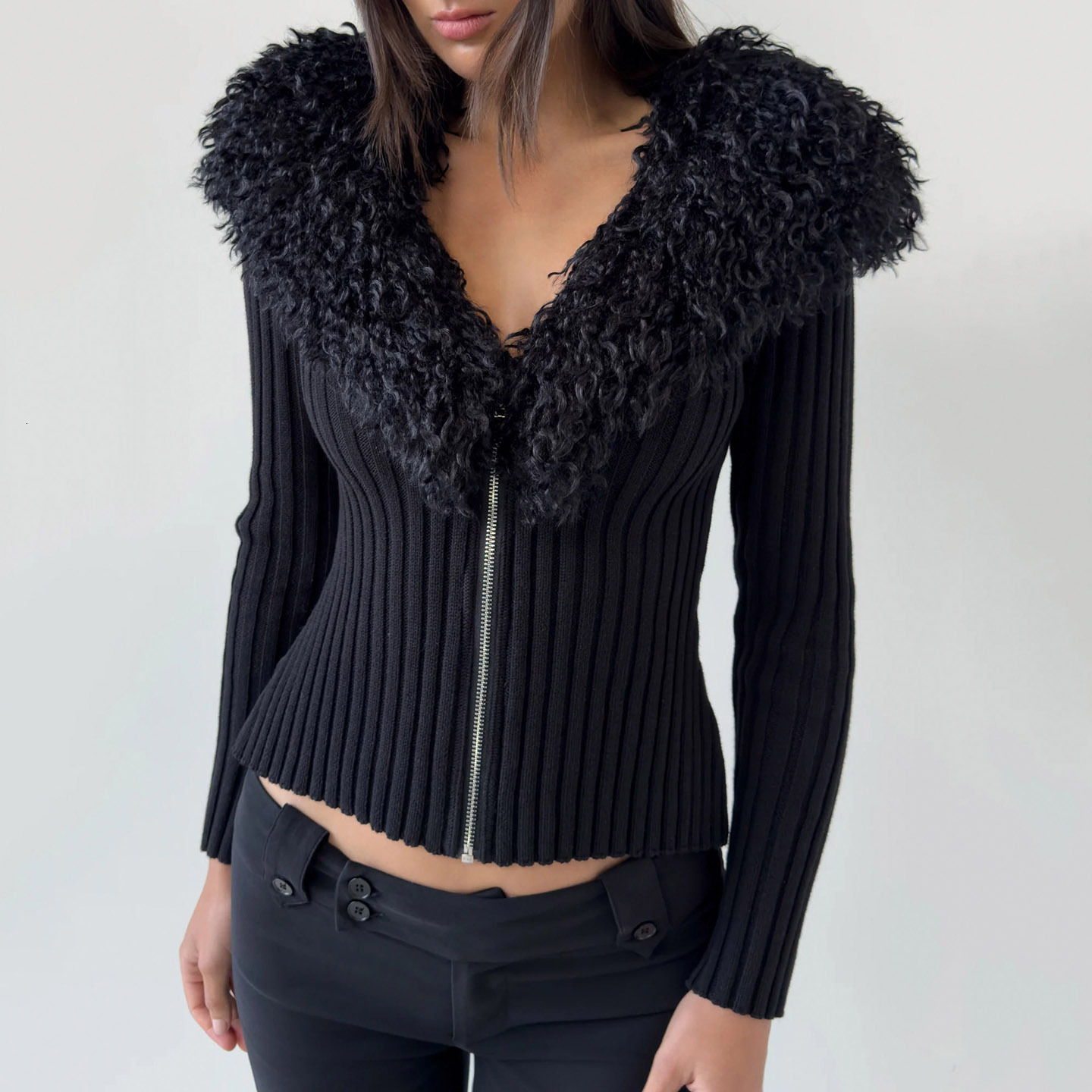 Amazon's new autumn and winter collection: V-neck, faux fur-trimmed, slim-fit, warm knit sweater, perfect for layering ea