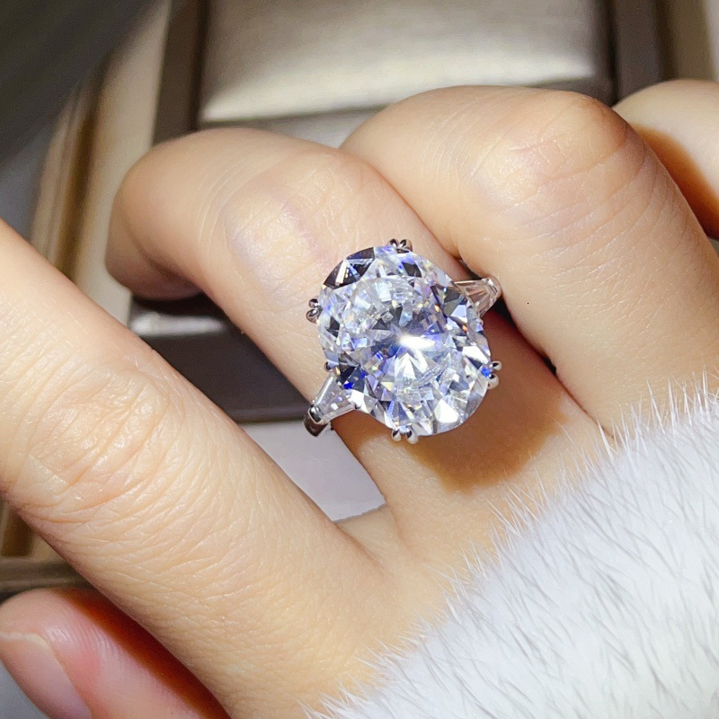 2026 New High Quality Diamond Inlaid Oval D Color Moissanite Women's Ring