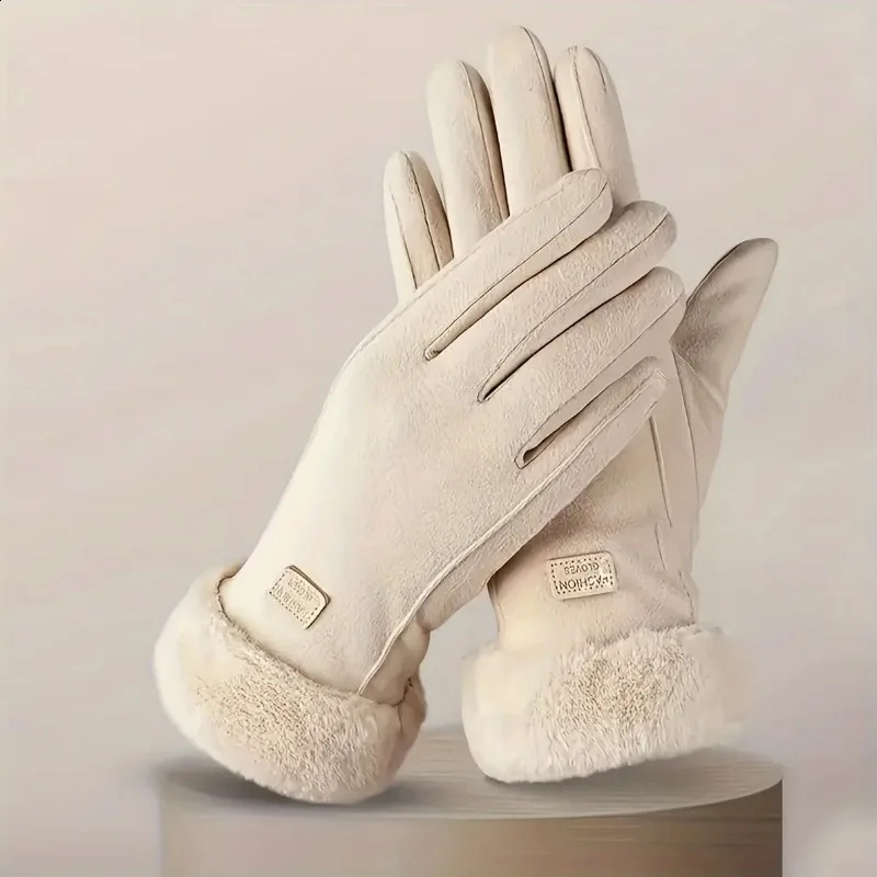 Comfortable touchscreen gloves with plush lining - providing thick and warm winter protection for outdoor leisure260915