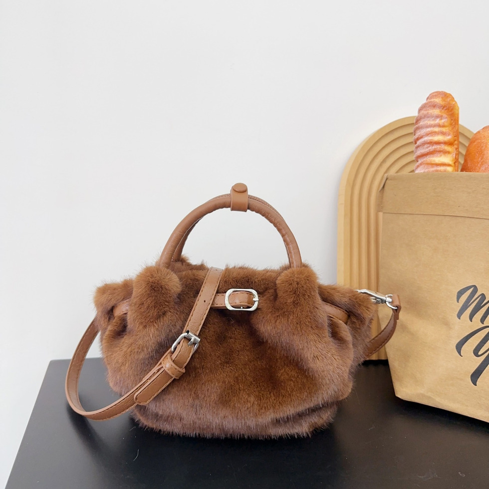 Plush Faux Mink Fur Handbag Korean Japanese Style Wrinkled Niche Design High End Autumn Winter Crossbody Bag W527 Trendy Daily
