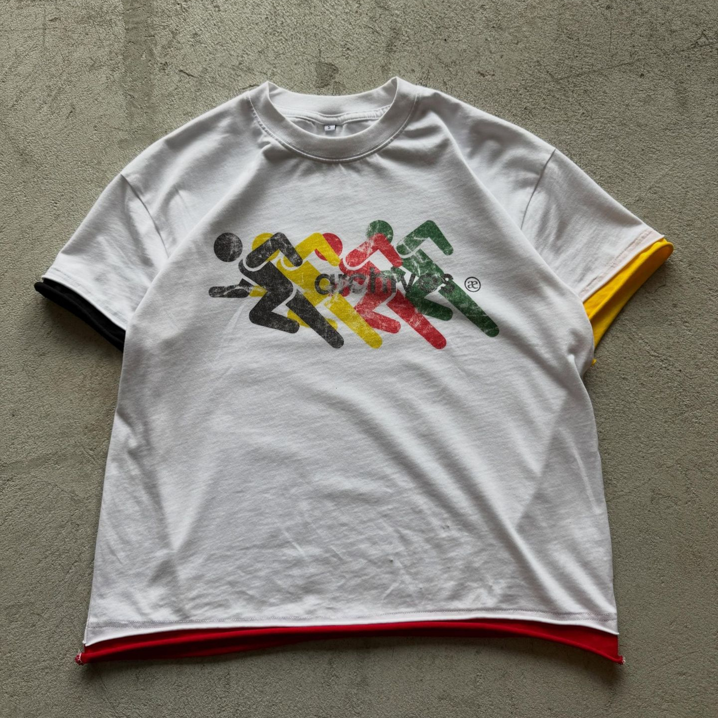 Retro running man print, color-blocked, layered, faux two-piece design, loose-fitting, dropped-shoulder, American casual short-sleeve shirt aa