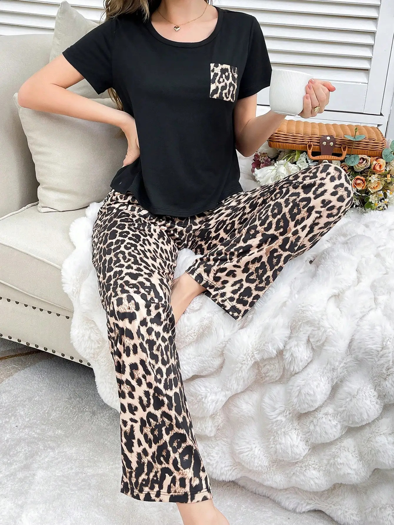 Women's Pajamas with Leopard Print Comfortable Top with Pockets Short Sleeves Long Pants Suitable for Wearing Outside Loungewear Pajama Set 260