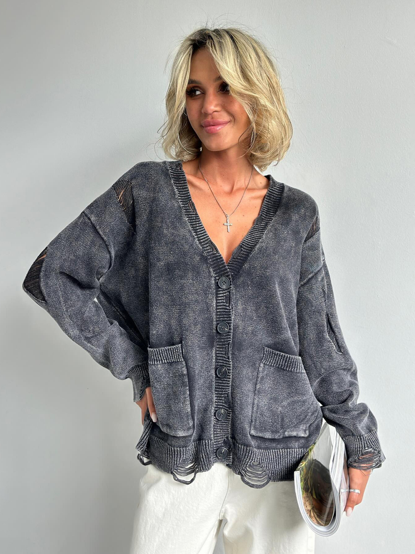 European American style deep V-neck, single-breasted, loose-fitting knitted cardigan women, perfect for autumn, with chic and versatile look, exudin