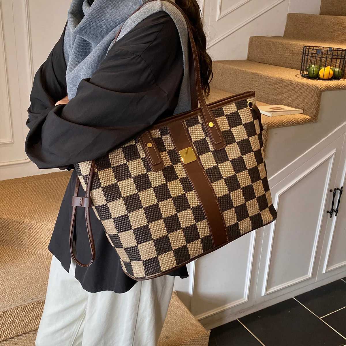 Lightweight Large Capacity Women ToteBag Checkerboard Pattern Brown Leather Accent Hardware Decor PU Zipper Closure Daily H260916