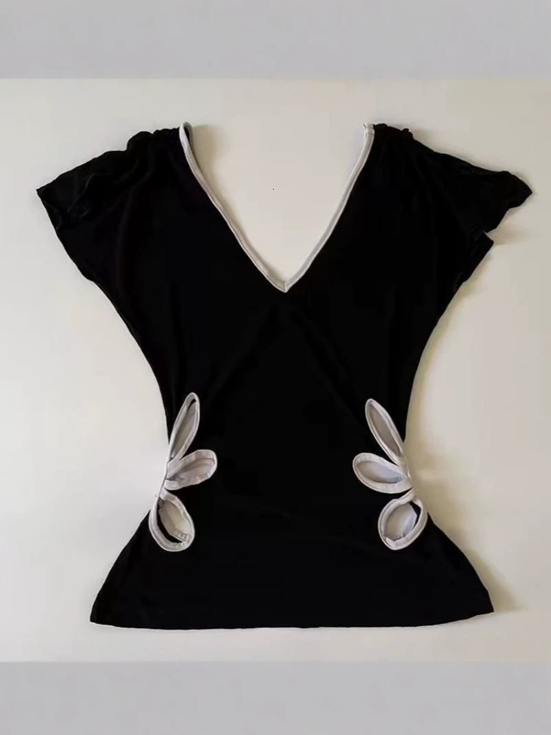 2026 new niche Korean-style hollow-out chic T-shirt for women, V-neck, waist-cinching, fashionable, versatile, trendy top, ins style fb