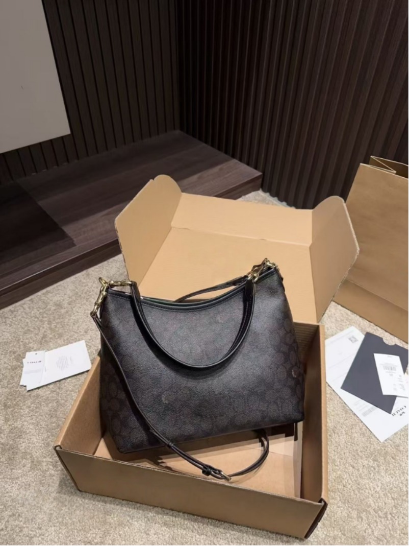 Designer Christian CD Women's handbag 2026 autumn and winter new item niche high design fashionable crossbody bag daily versatile light luxury