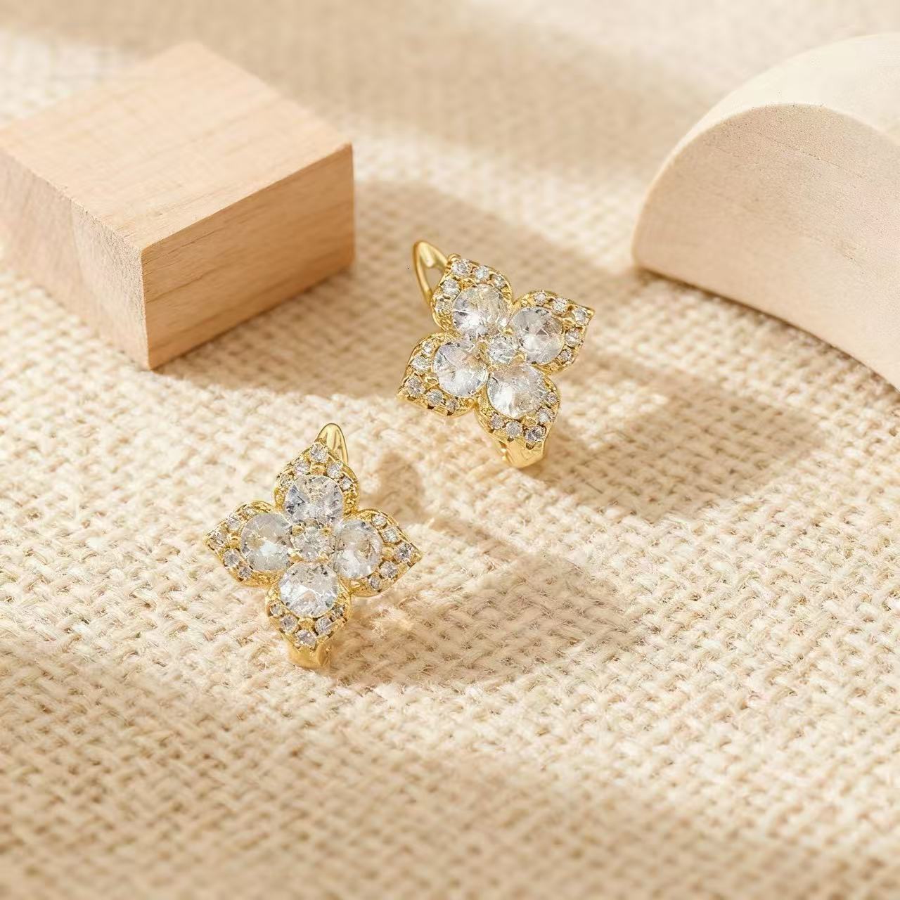 Luxury Brand Designer Jewelry Gold-Plated, Diamond-Studded, Hollow Fou-Leaf Clove Eaings Women, Featuing Unique Stylish Design, Vesatile Elegant, A