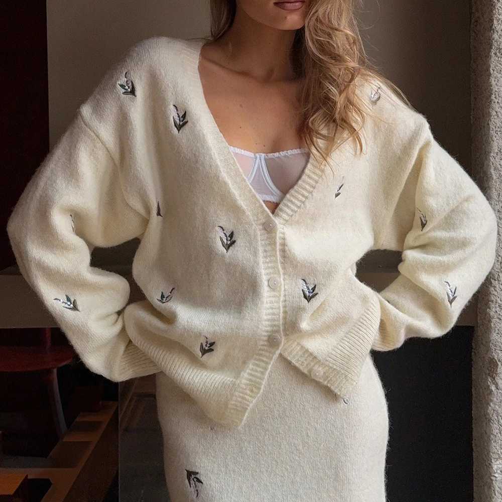 Sweaters Floral Embroidery Knitted Cardigan Beige Women Autunm Winter Long Sleeve Loose Button Casual Ladies Sweater Jumpers New J260916