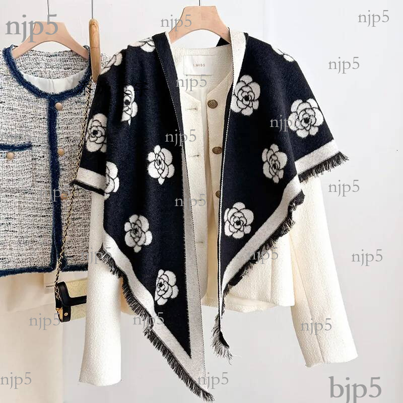 Designer With Banana-shaped Pattern Versatile Striped Triangular Scarf Light And Luxurious Style Outdoor Sports Warm Cape Elegant Matching