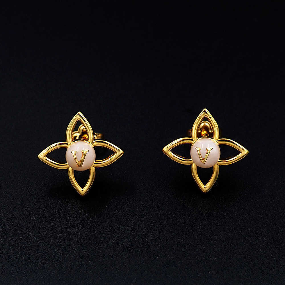 Paris 26SS Letter Hollow Four Leaf Single Pearl Gold Stud Earrings For Women Vintage Elegant Exquisite Light All-match Earring Jewelry S260917VTBB