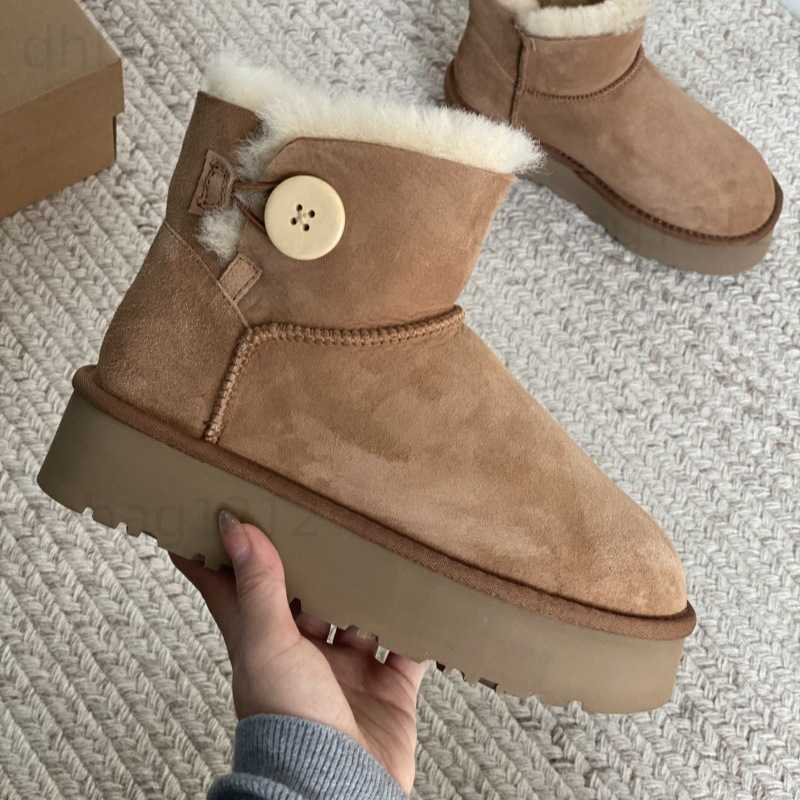 New winter model women's wool-lined snow boots with wooden buckle short shaft thick sole and one-button closure T260917