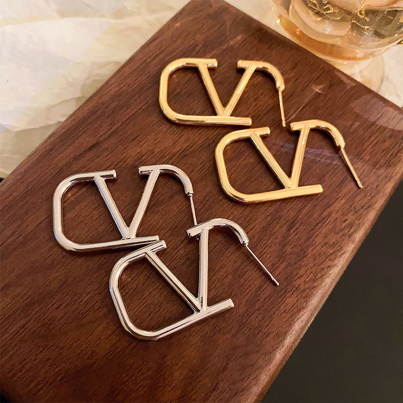 Luxury Brand Designer Jewelry Silver Needle Letter Geometric Metal Minimalist Style Ins Personality Design Sense Stud Earrings Fashionable Elegant V
