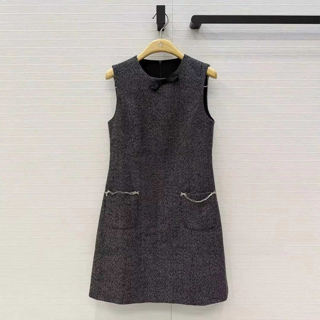 Fall 2026 New Winter Sweet Vintage Tank Woolen Dress Women O-neck Sleeveless Bow Metal Chains Pockets Elgenat Chic A-line Dress C260917