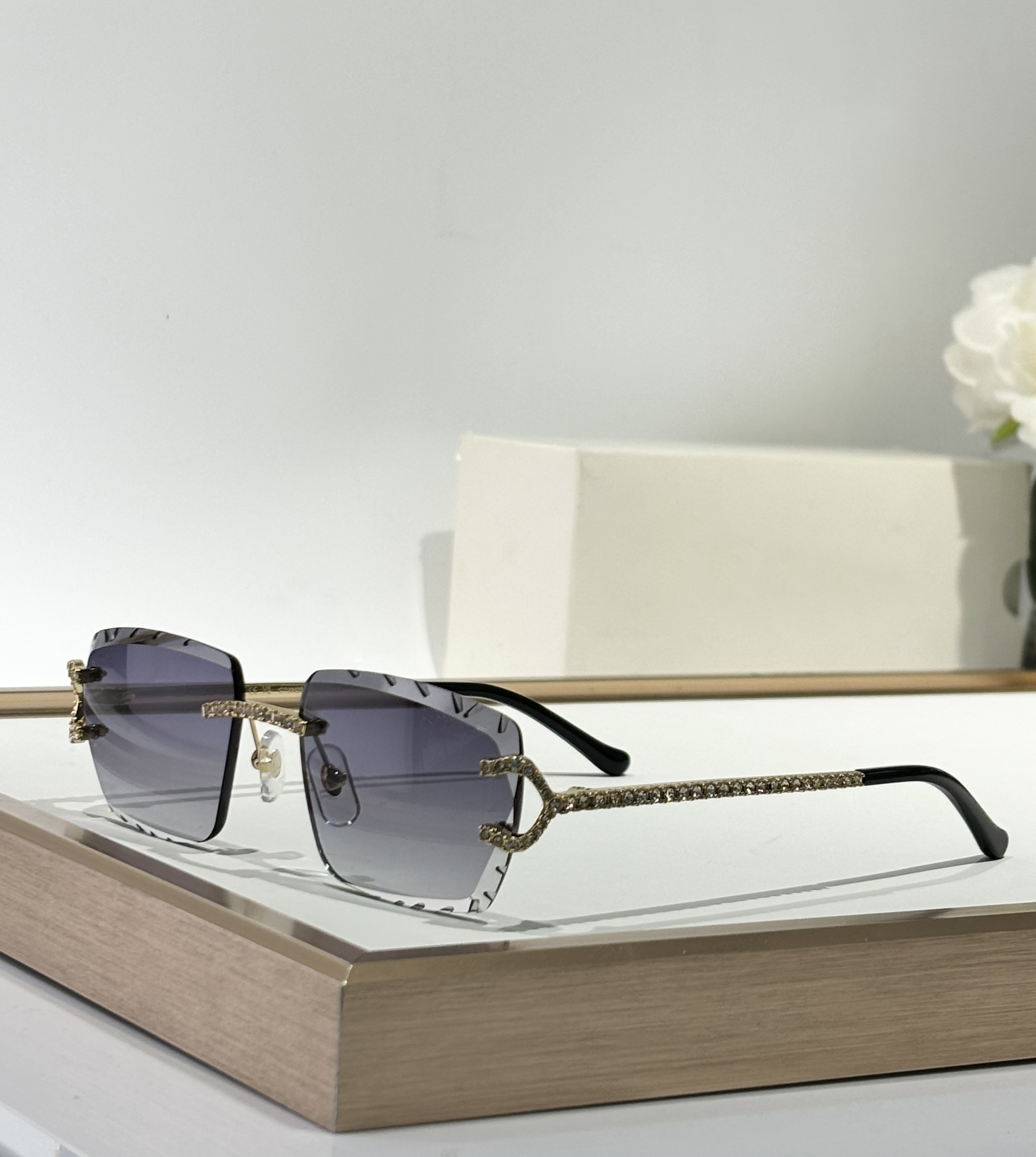 Diamond Cut Lens Sunglasses for Men UV400 Protection Lenses Luxury Crytal Stones Gold Metal Frame Stylish Designer Glasses Summer Sun Shades Vacasti