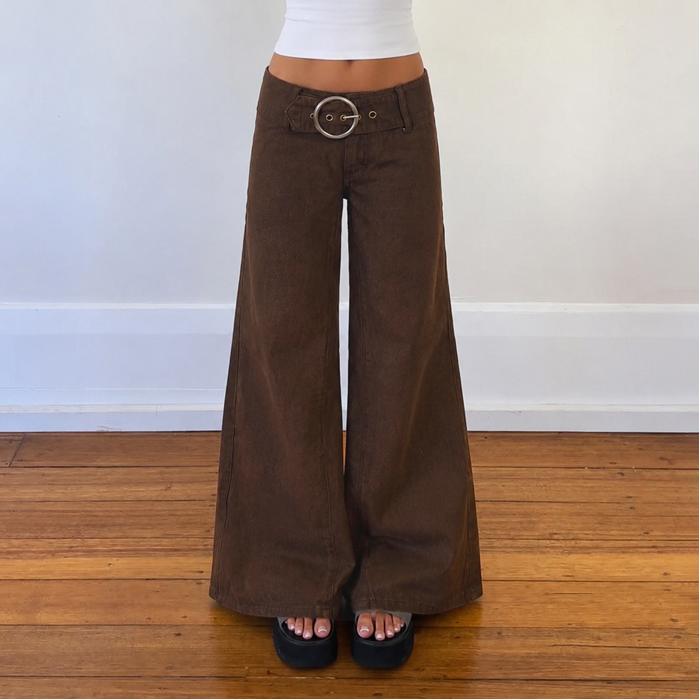 American retro casual metal ring-decorated wide-leg low-waist jeans, versatile and stylish piece in the Maillard color palette, featuring a loose, s