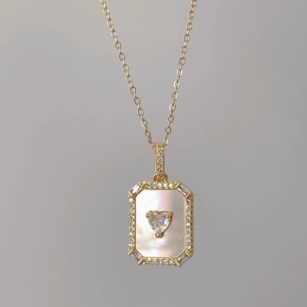 New mother-of-pearl necklace for women, versatile elegant, with gradient design, featuring natural mother-of-pearl, heart-shaped clavicle chain, and