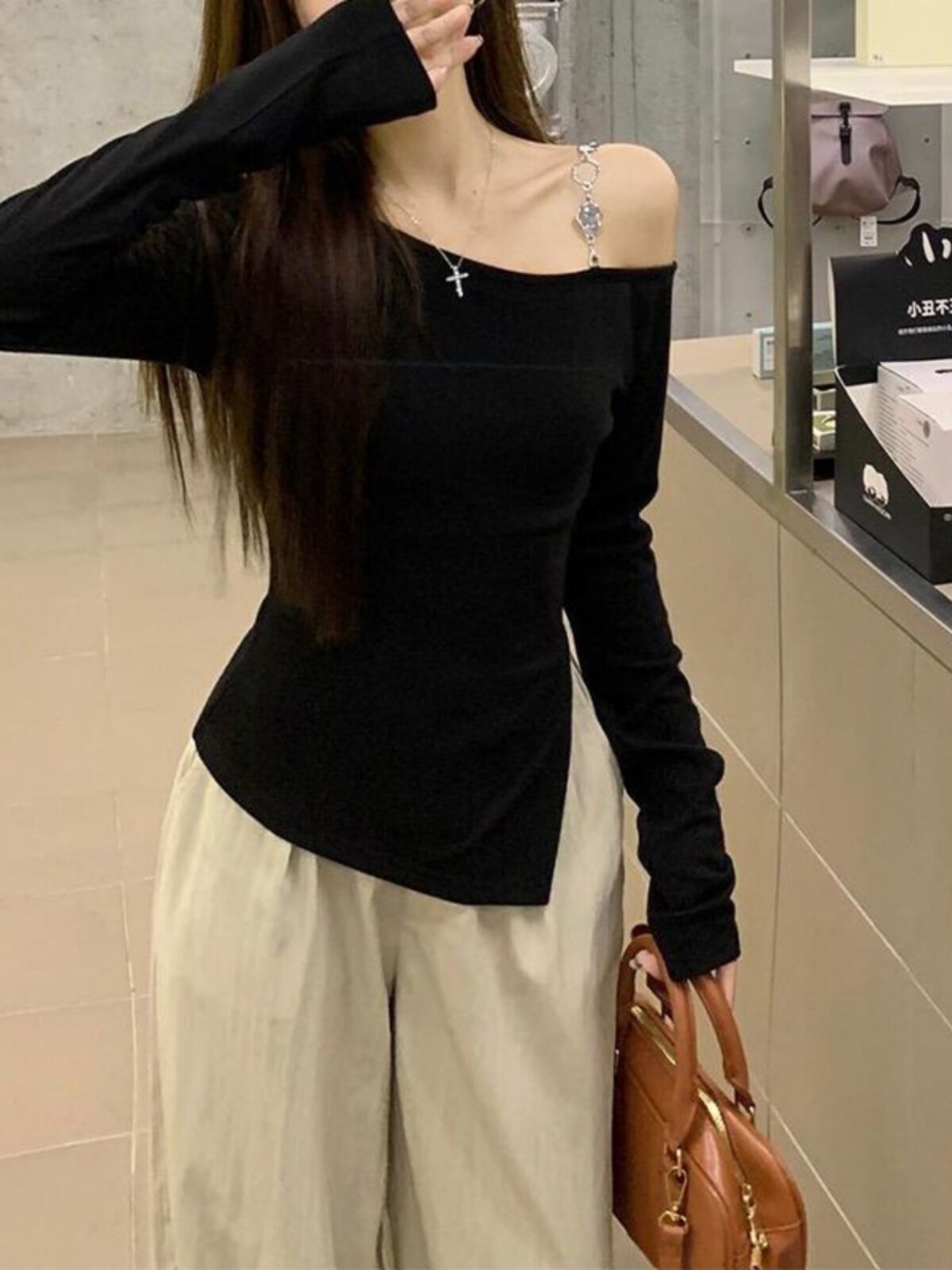 Pure alluring style, asymmetrical slit long-sleeve T-shirt for women, early autumn design, niche and slim-fit, elegant off-shoulder top with a slant