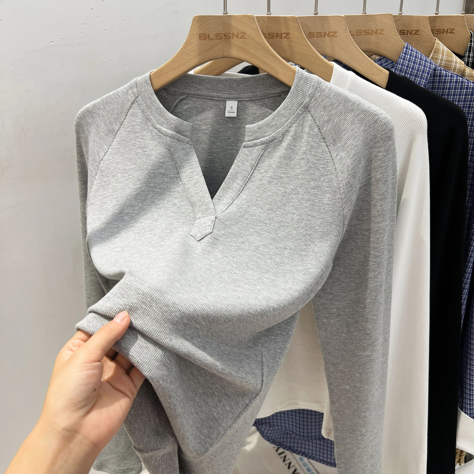 2026 Women's Basic Style Slim Fit V-Neck Long Sleeve T-Shirt Korean Style Versatile Simple Base Layer Top Casual Tee for Women 260917