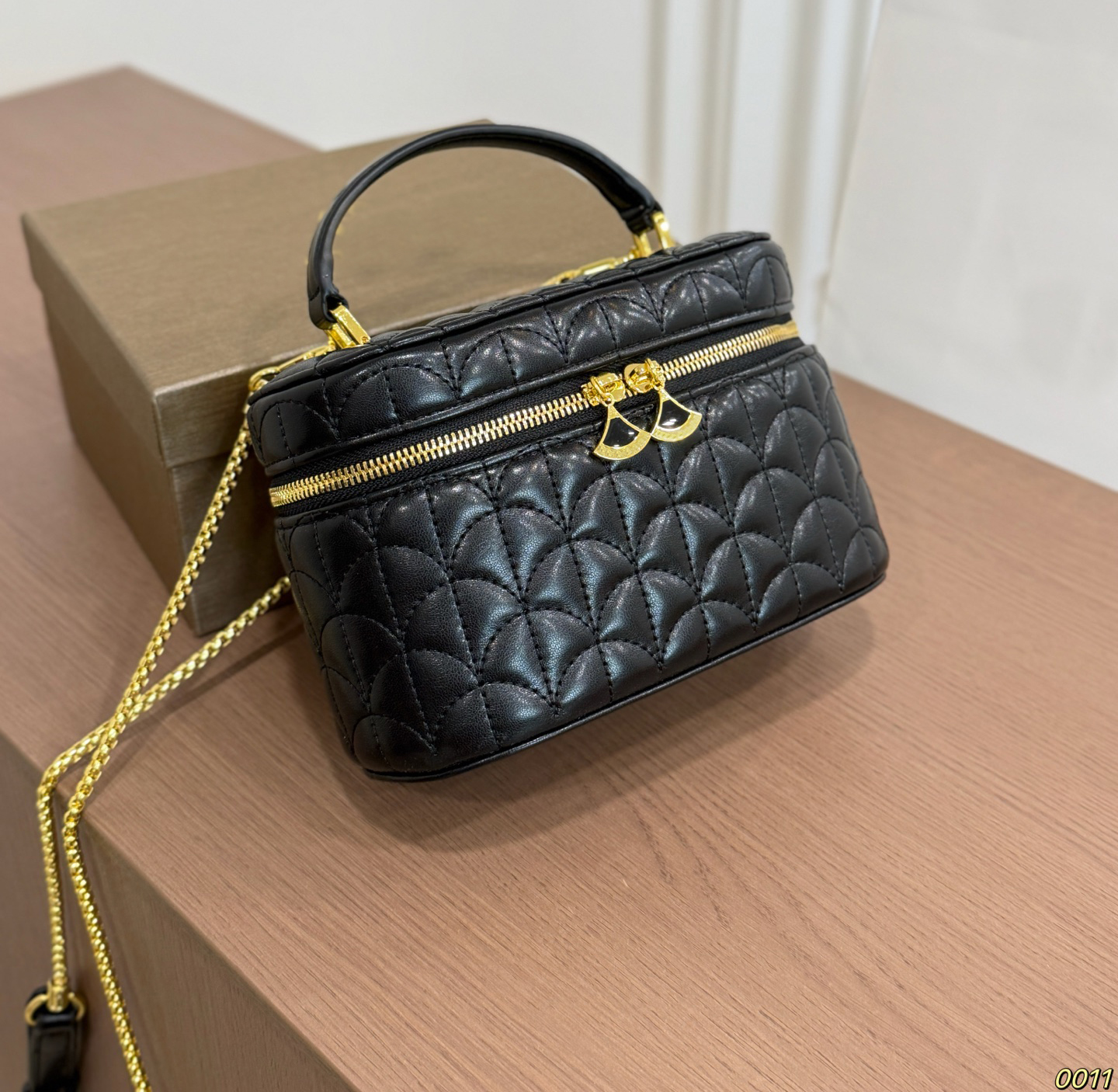 Brand Women Quilted Fan Shape Hardware Mini Vanity Bag 20x12cm Top Handle Makeup Box Handbag, Gold Chain Crossbody Purse, Detachable Shoulder Strap