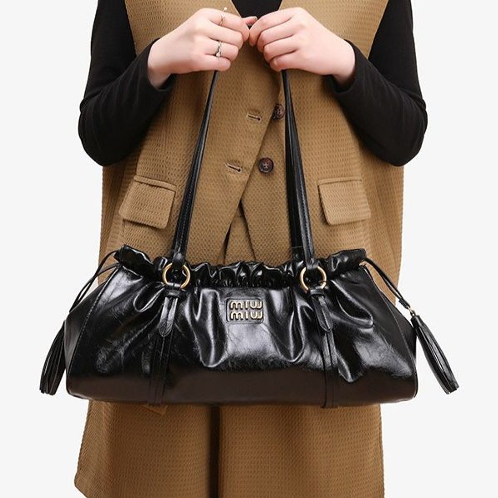 Tote Bags Designer Women Large Capacity Leather Shoulder Bag With Gold Hardware And Tassel Details Casual Daily Commuter Black