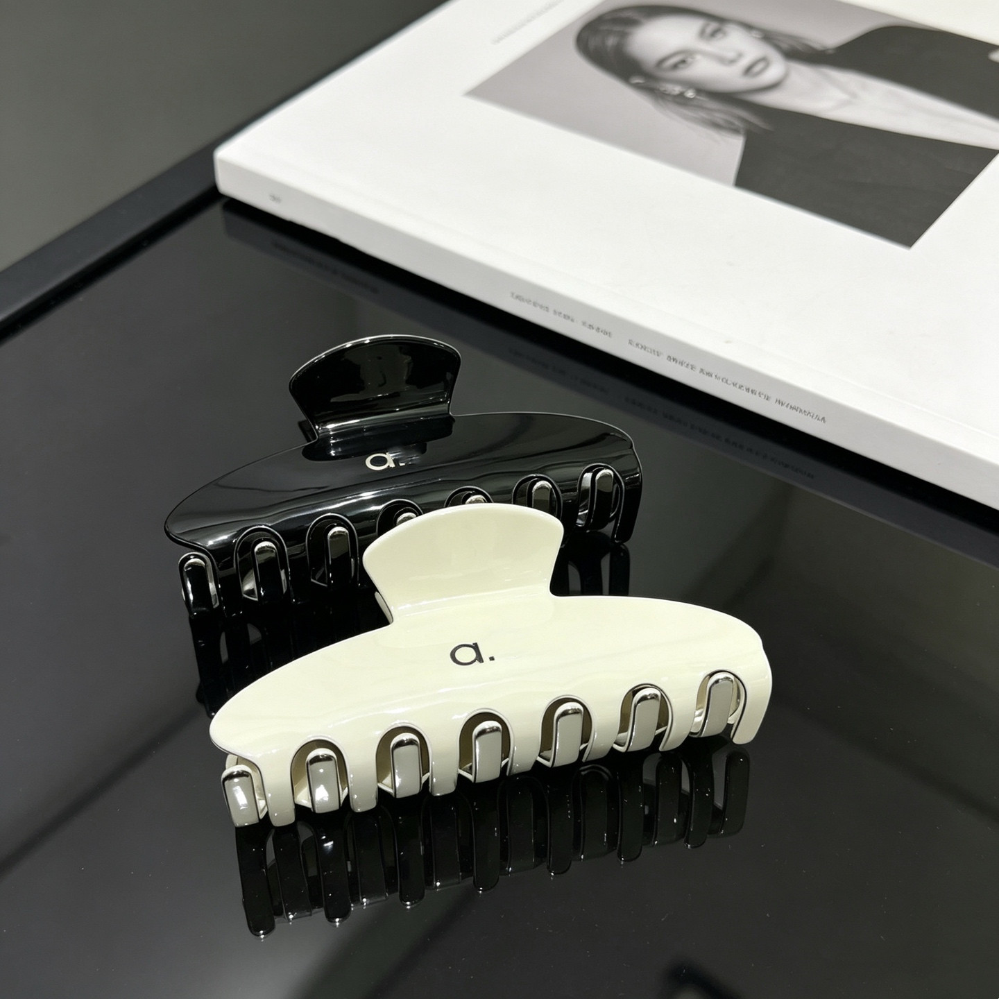 Classic Crystal Barrettes Hair Clips Women Black White Claws with Stamp Charm Classic Versatile Leisure Hairclips Fashion Hair Accessories HairJewel