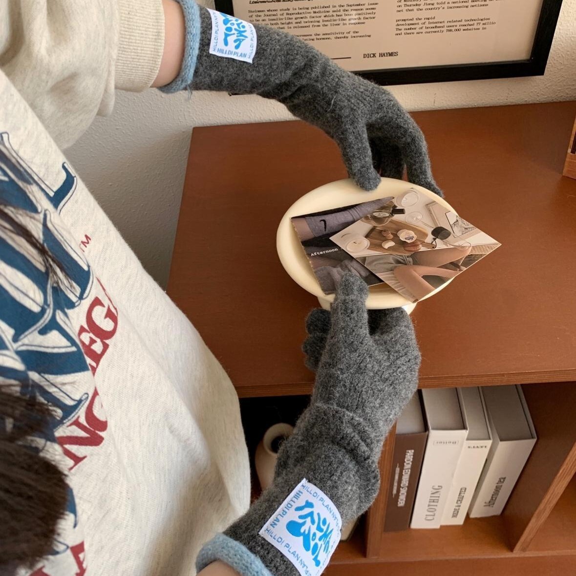 2026 Korean-style knitted five-finger gloves, popular among Instagram influencers, versatile autumn winter, touchscreen compatible, and warm for cyc