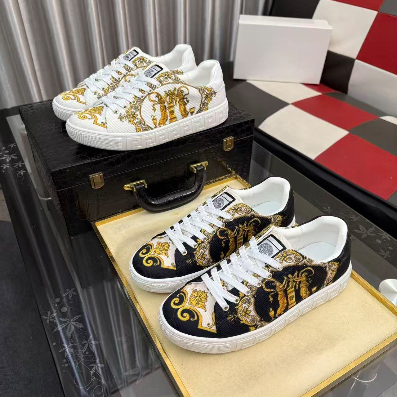 luxurys Designer basketball trainer Canvas Fashion men women Sneaker graffiti dress shoes Outdoor run Flat Lace-up casual shoe Printed fabric spring