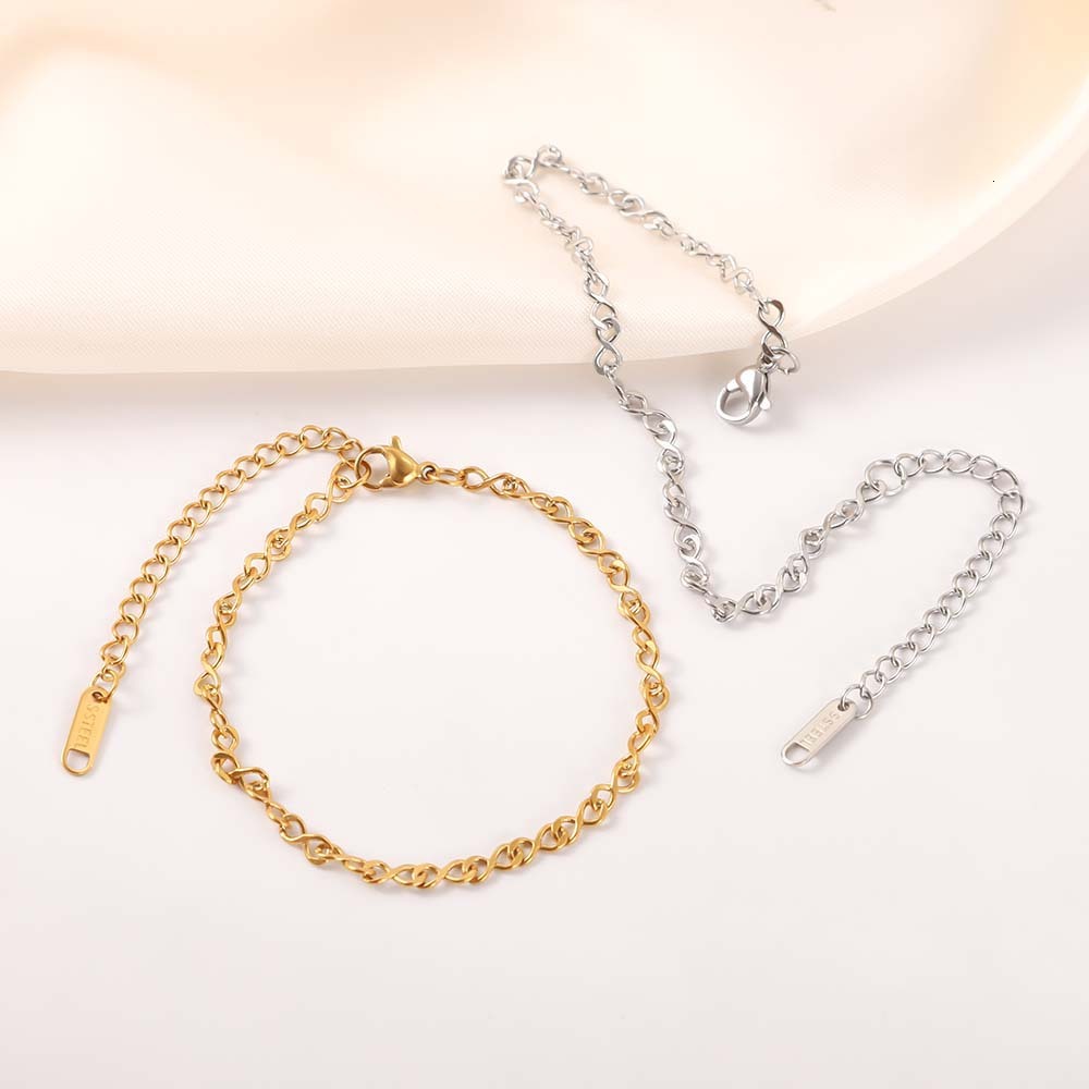 Stainless two-tone bracelet, colorfast, with flattened round wire an 8-shaped link, designed women, exclusively for sales; a basic and versatile