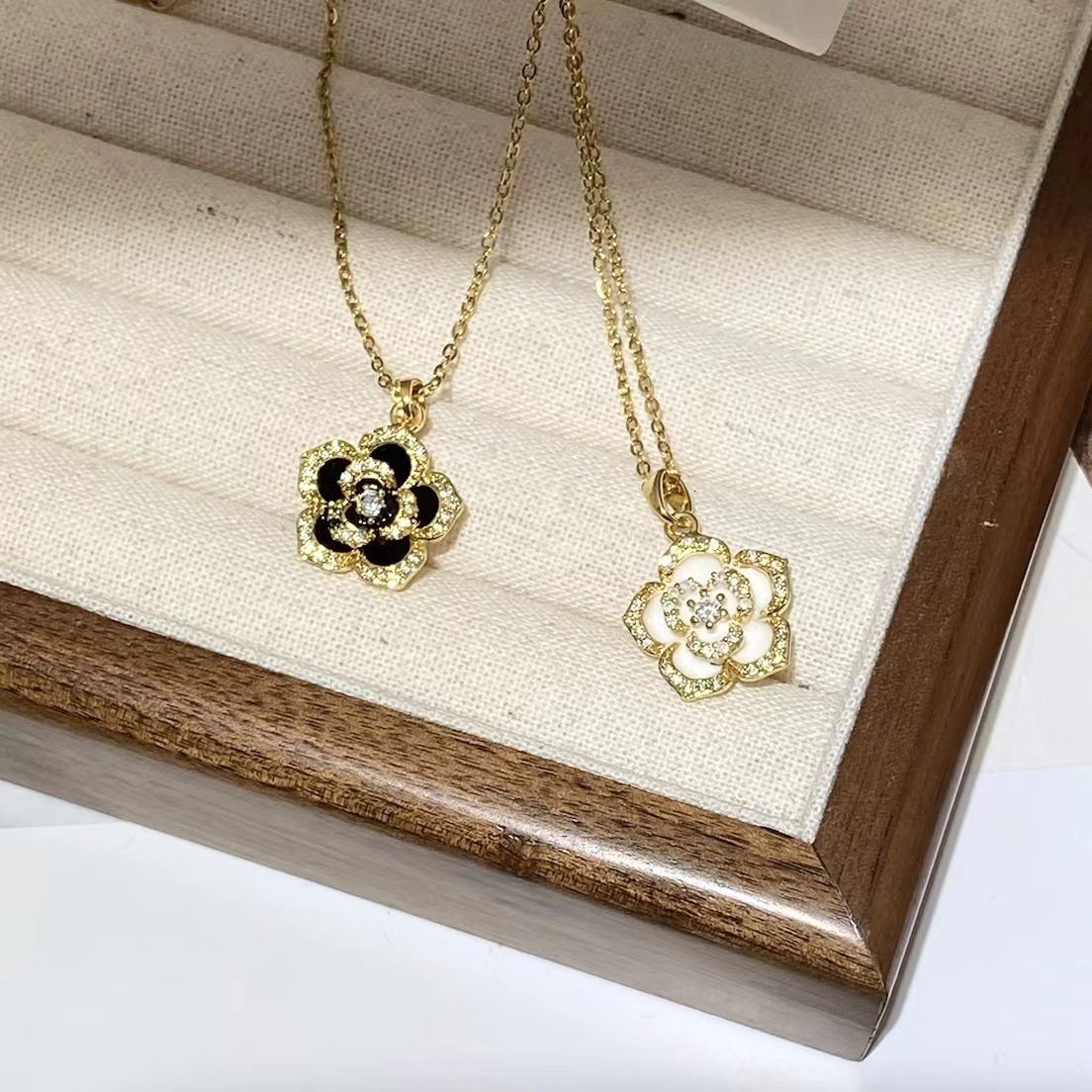 Classic camellia necklace for women, versatile elegant, full of diamonds, rose flower design, titanium steel clavicle chain, light luxury and niche