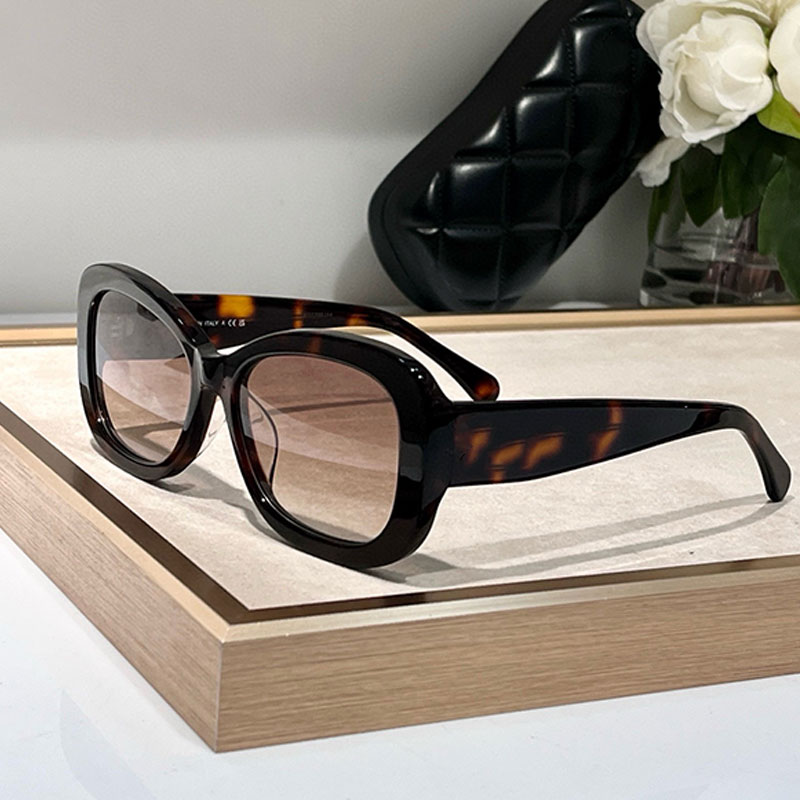 Women Classic Designer Sunglasses tortoiseshell colored acetate frame Light brown square lens Temple double logo design Womens banquet party luxury