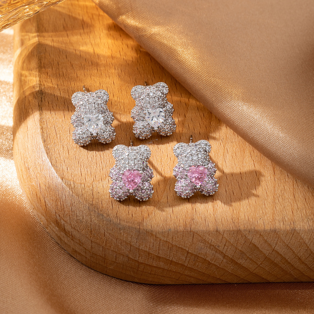 Luxury Brand Designer Jewelry Heavy Craft Full Diamond Sweetheart Soft Cute Bear Earrings For Women Exquisite Luxurious Adorable Versatile Niche Ear