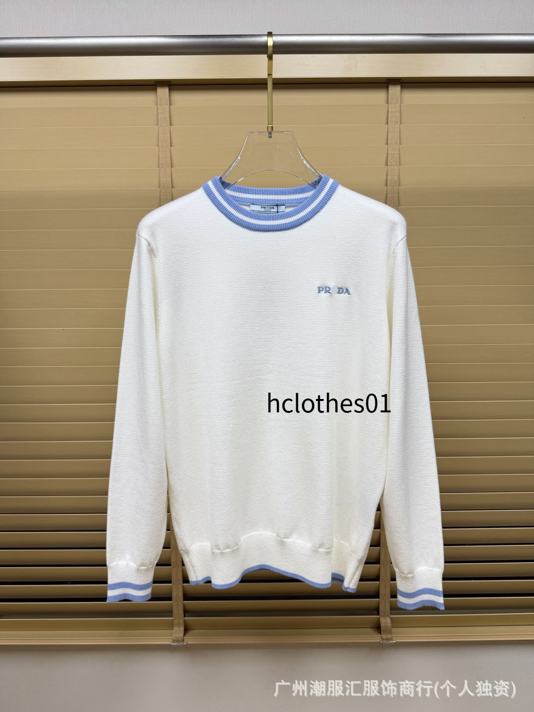 Light luxury P brand men's round-neck sweater with small letter embroidery, blue and white color-block ribbed knit casual workwear base layer