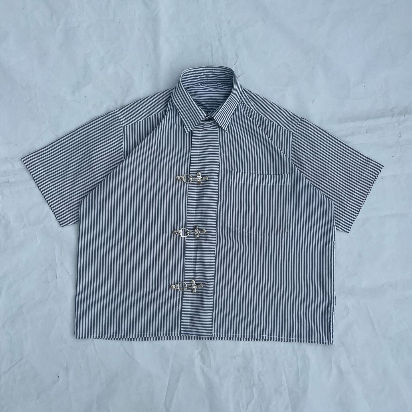 Japanese-style casual blue white striped short-sleeved shirt with an Instagram-inspired metallic button design, loose fit, and versatile workwear T-