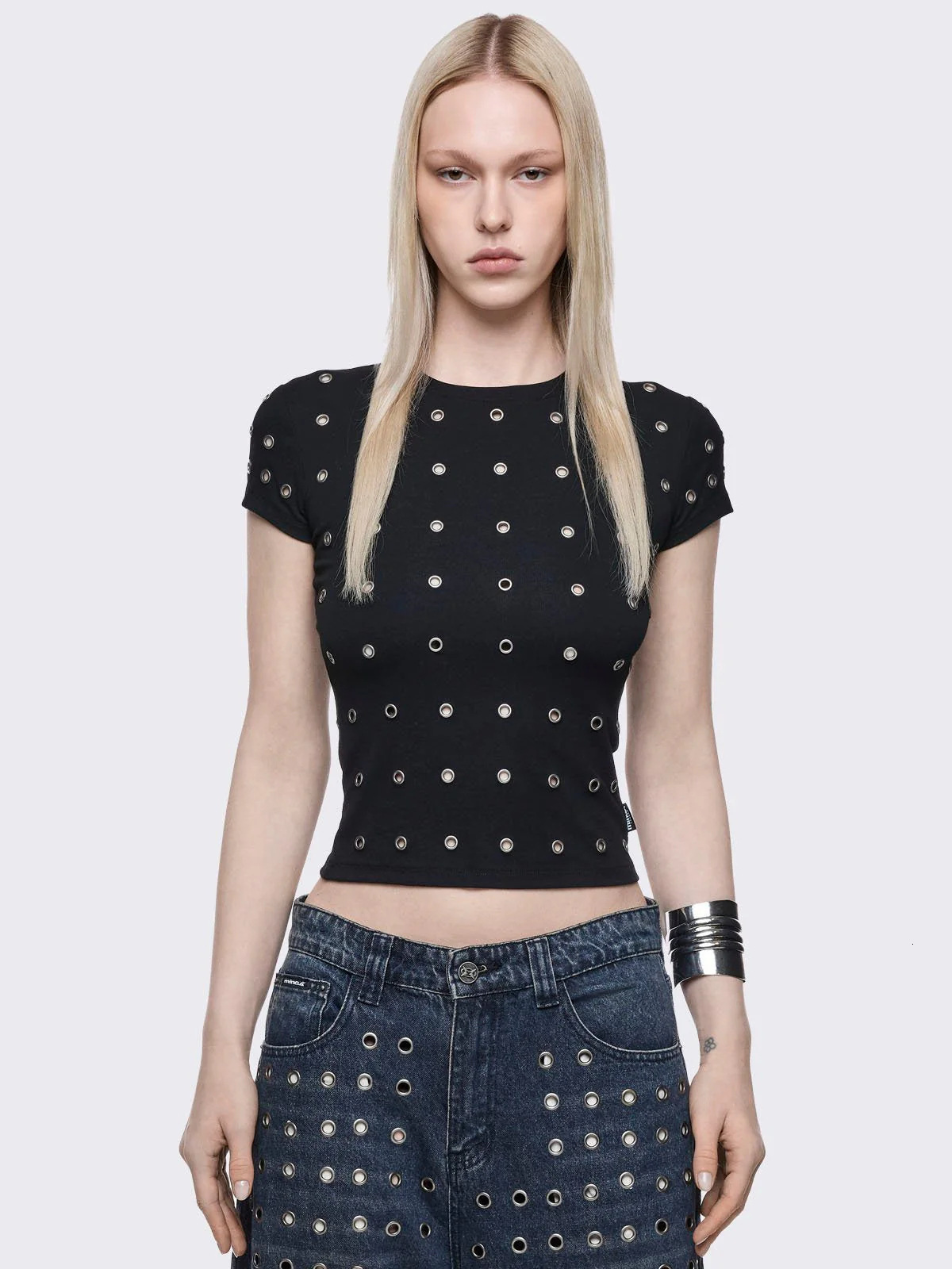 Women's short-sleeved metal-decorated T-shirt, 2026 new spring collection, stylish outerwear, niche design, slim-fit, suitable as an inner laye