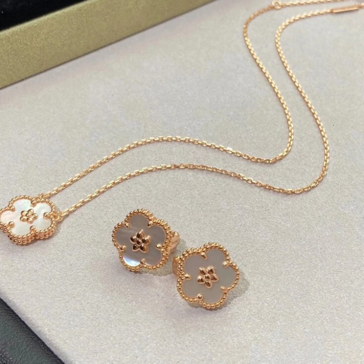Designer Jewelry Vanly clifly necklaces Champagne Gold Plum Blossom Series Natural Agate Necklace Simple Four Leaf Clover White Shell Flower Clavicl