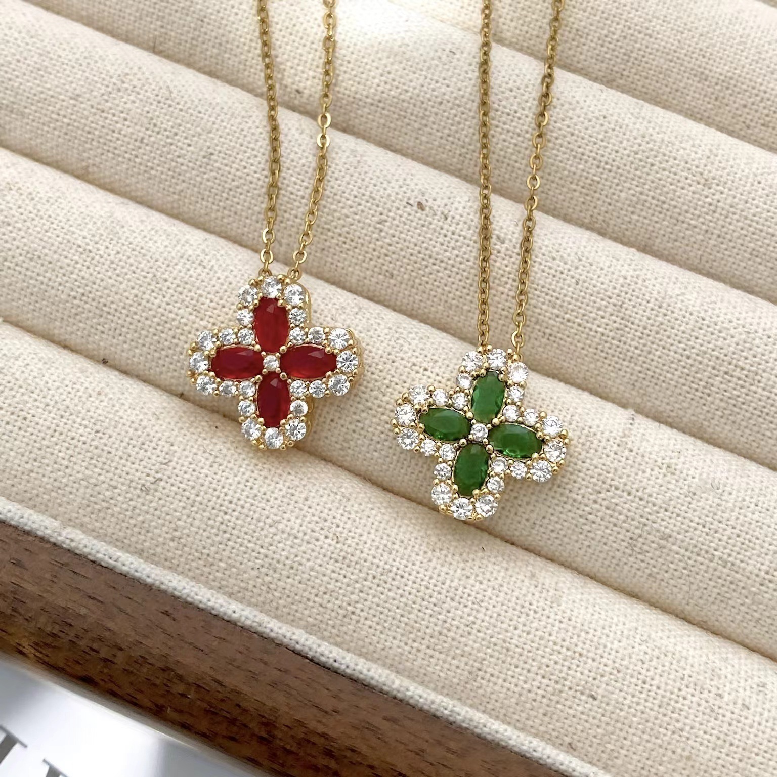 Red four-leaf clover necklace women, versatile, high-end, lightweight, minimalist, titanium steel clavicle chain, suitable for live streaming and cr