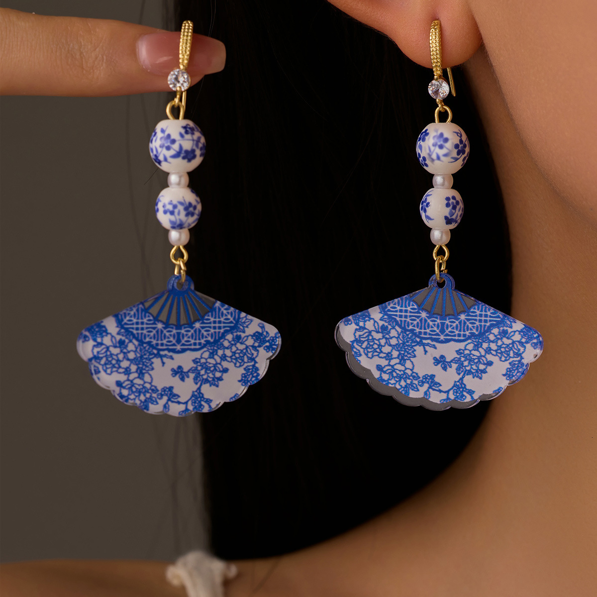 Luxury Brand Designer Jewelry New Chinese-Style Retro Luxurious Acrylic Fan-Shaped Earrings With Blue White Porcelain Beads, A New And Elegant Jewel