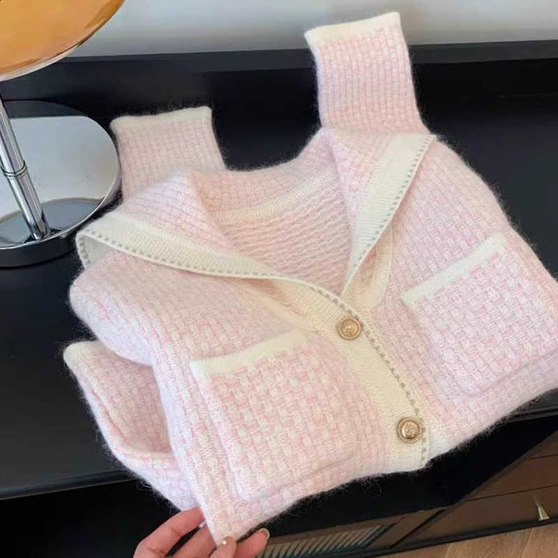 Small fragrance pink fluffy soft and warm sweater coat, knitted cardigan, women's petite style, with design sense top garment Q260917