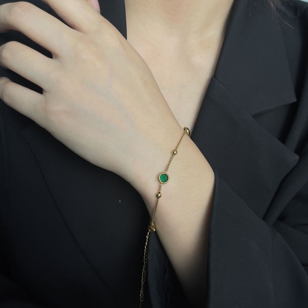 Titanium steel INS trendy, niche, luxurious bracelet high-end feel, featuring 18K gold round emerald, perfect for summer and with a vintage style