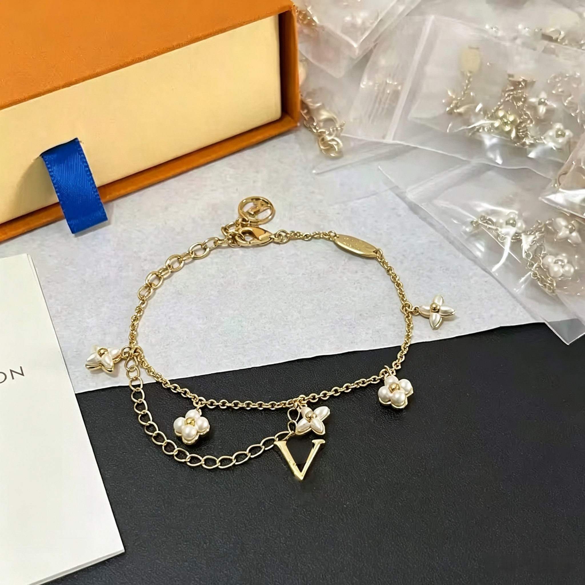 Luxury designer bracelet necklace pendant high-quality boutique stainless steel letter fashion set bracelet women's elegant accessories