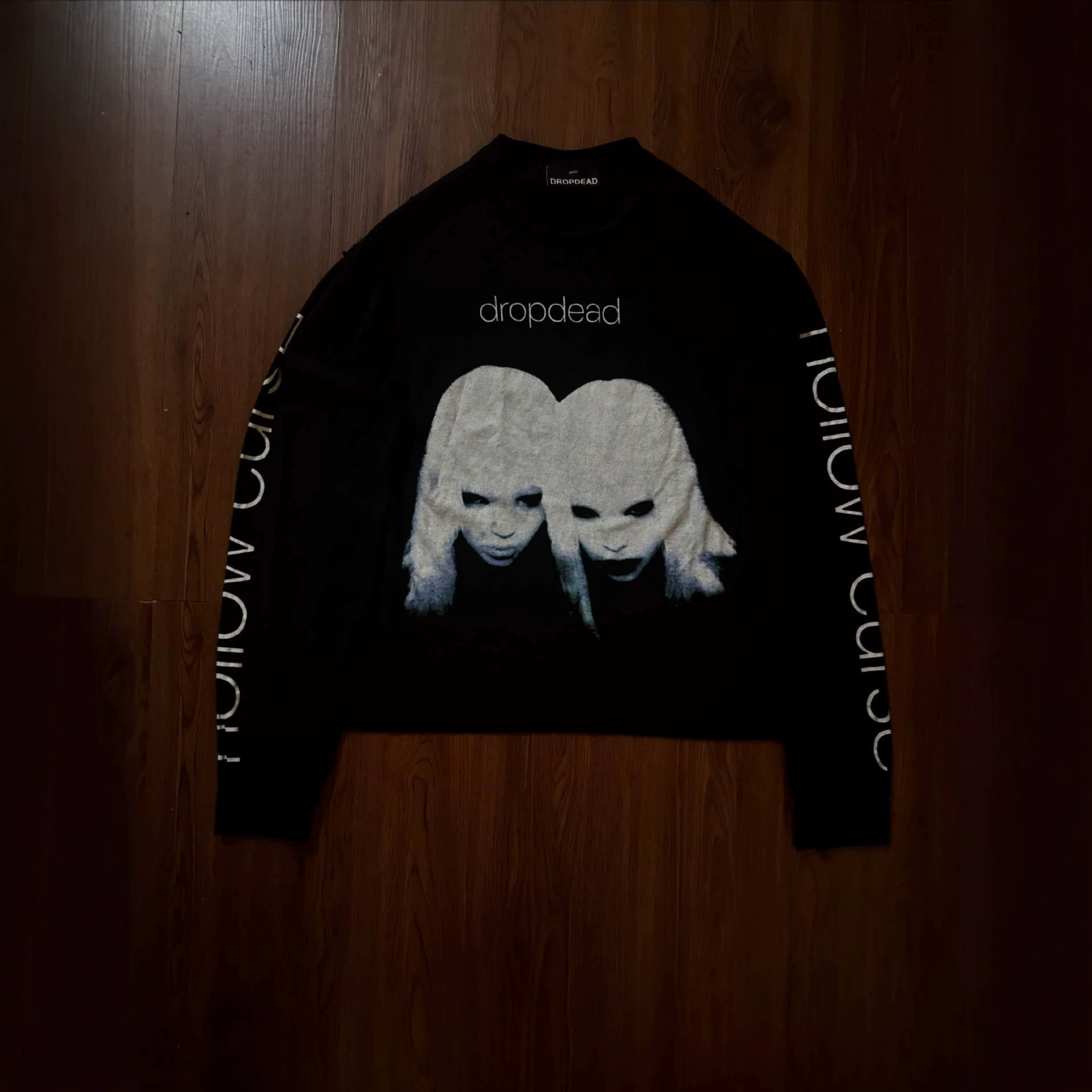 Distressed portrait print, half-turtleneck, long-sleeved, black base, vertical lettering on both sides, dark style, loose fit, short length c9