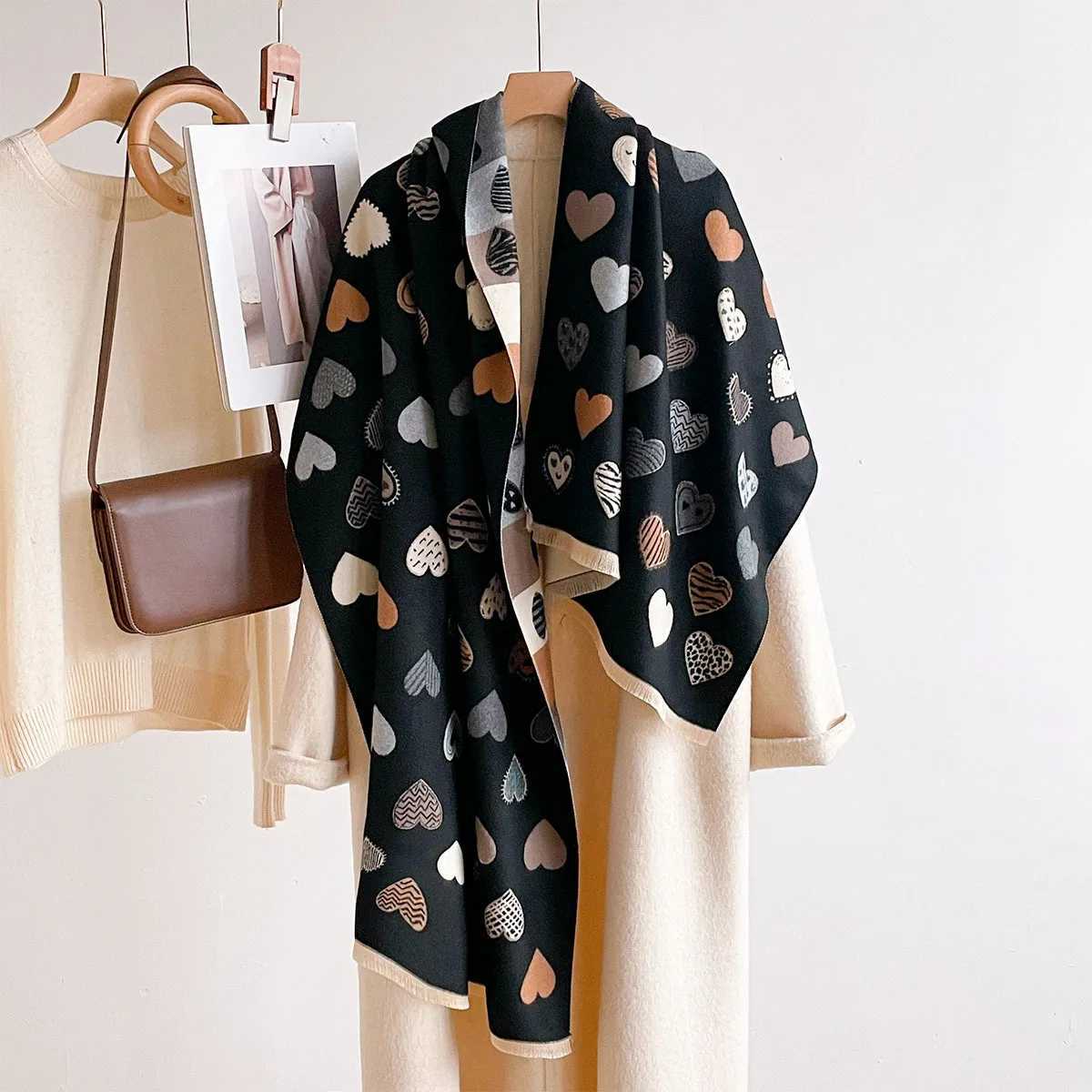 Simple Luxury Vintage Mixed Texture Heart Print Cashmere Feel Scarf For Ladies Fine Retro Texture Versatile Fashion Winter Shawl Z260917