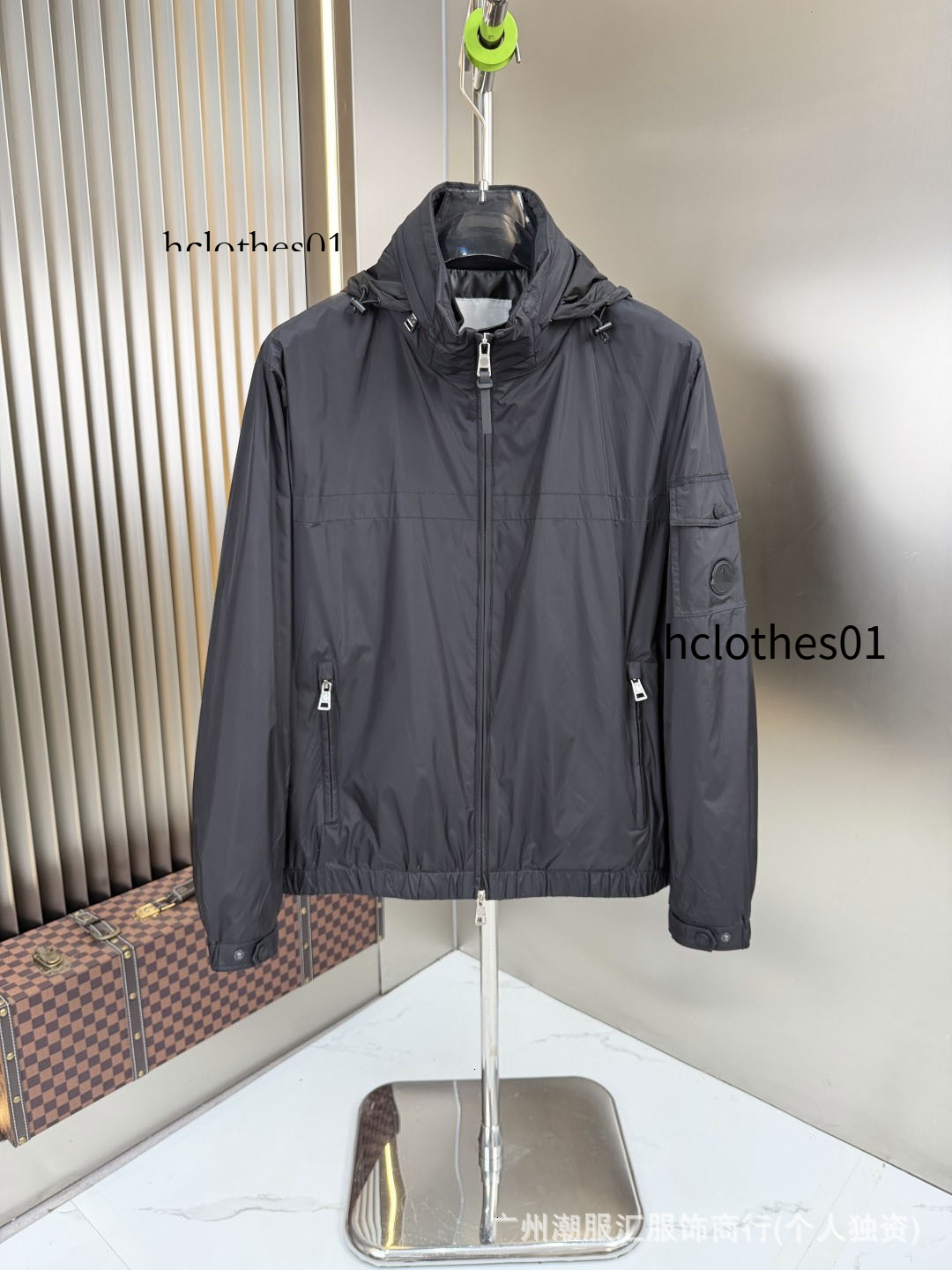 Correct version of light-luxury hooded windproof jacket men, round logo on the sleeve, suitable for commuting casual wear, with zipper and thin desi