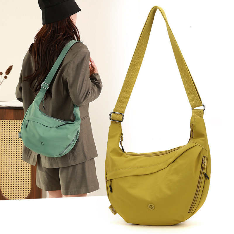 Women's Crossbody Korean New Large Capacity Zipper Shoulder Mori Style Student Casual Versatile Nylon Dumpling Bag Handbag Shoulder Bag Fashion